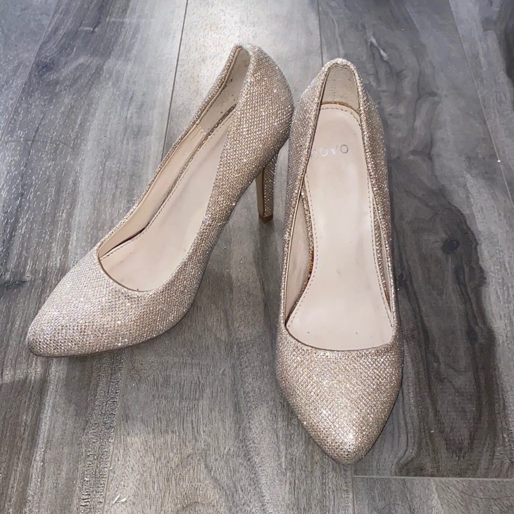 Sparkly gold pointy heels - size 7